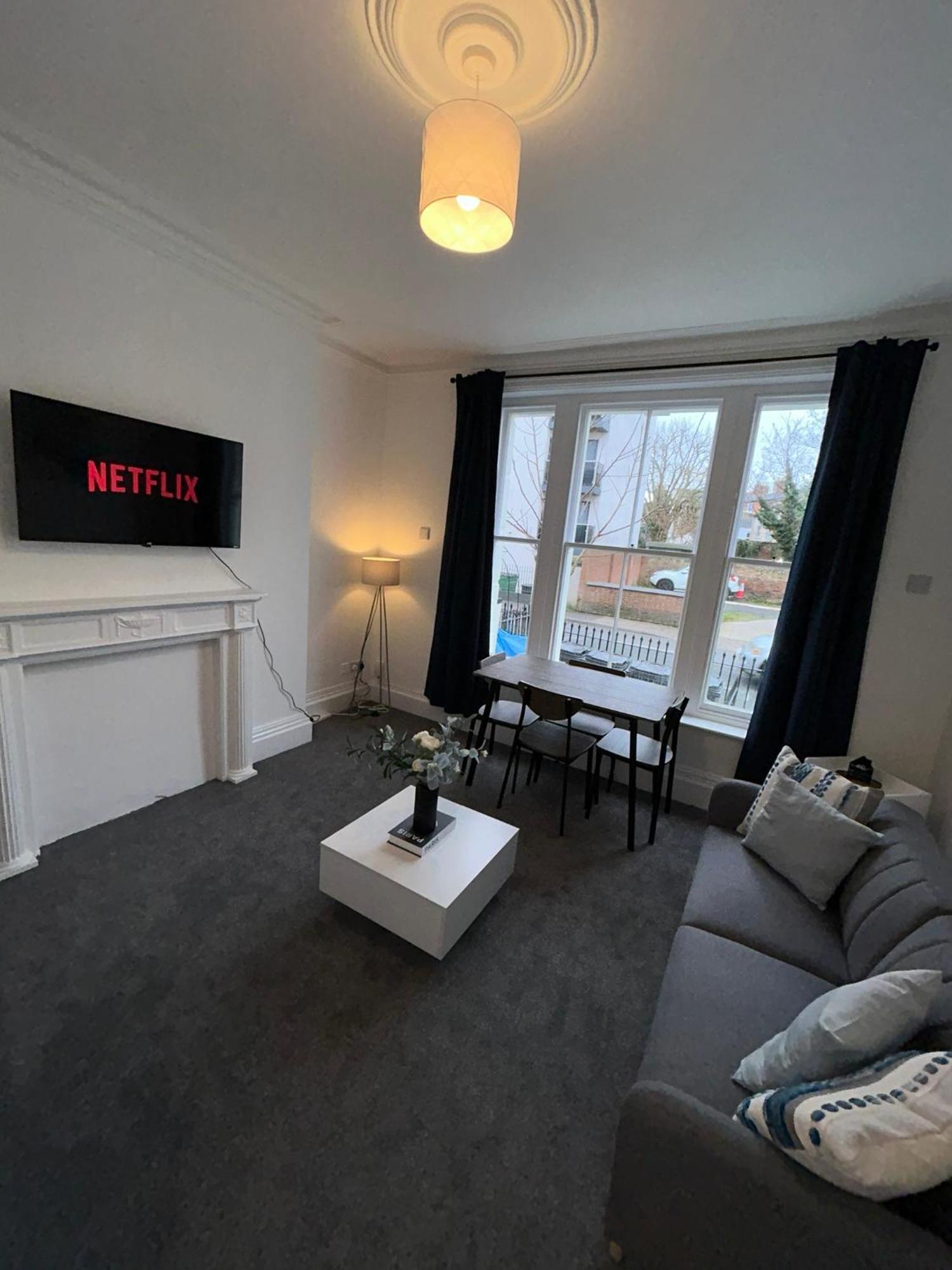 Brand New Modern Apartments Steps From Gloucester Quays Exteriör bild