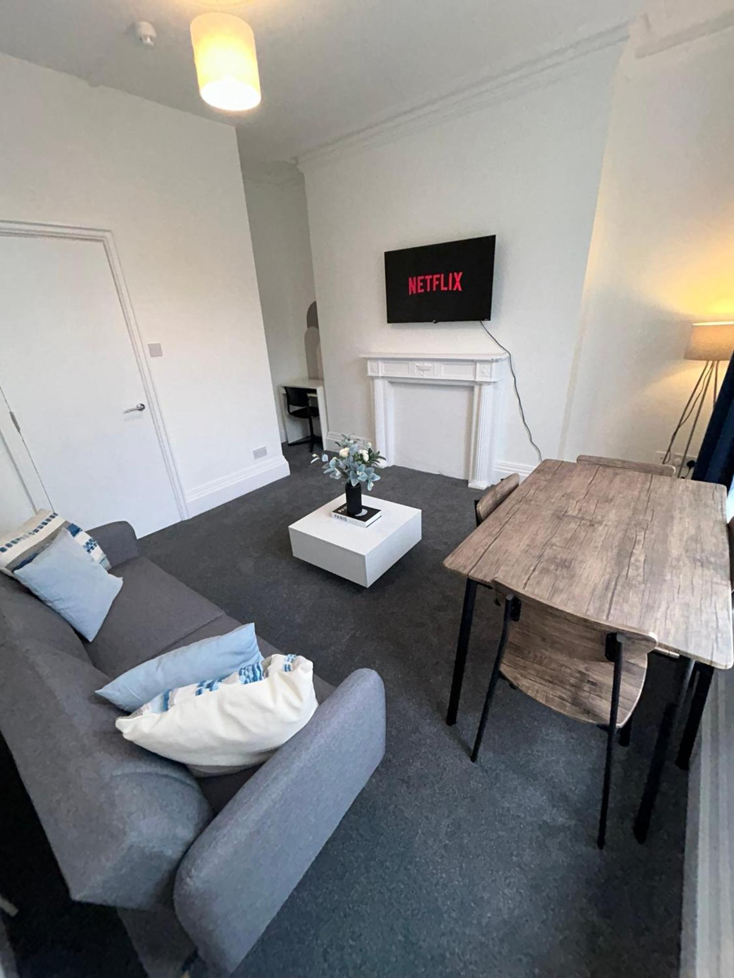 Brand New Modern Apartments Steps From Gloucester Quays Exteriör bild