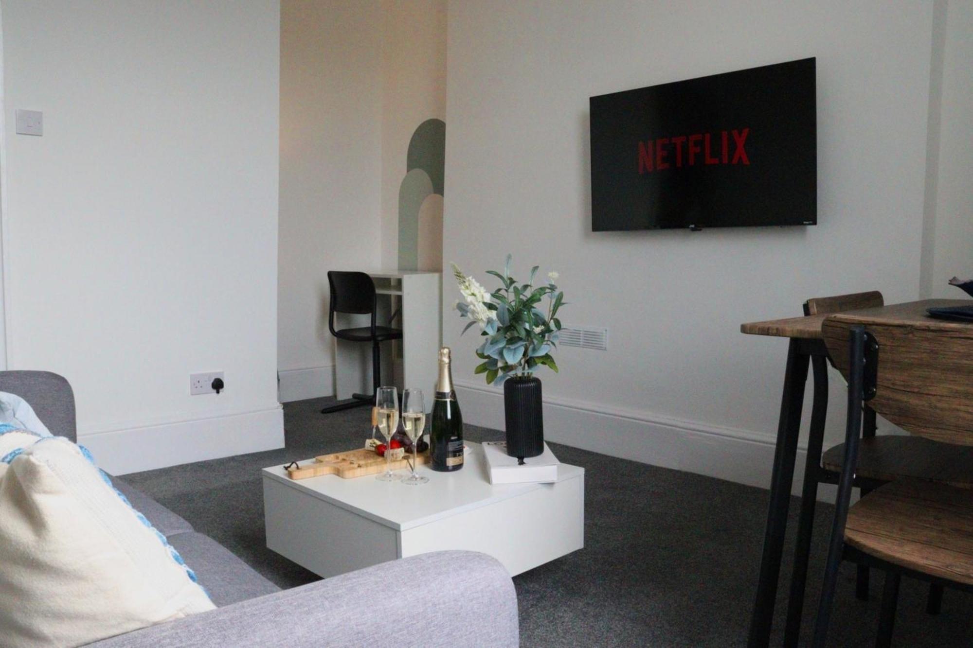 Brand New Modern Apartments Steps From Gloucester Quays Exteriör bild