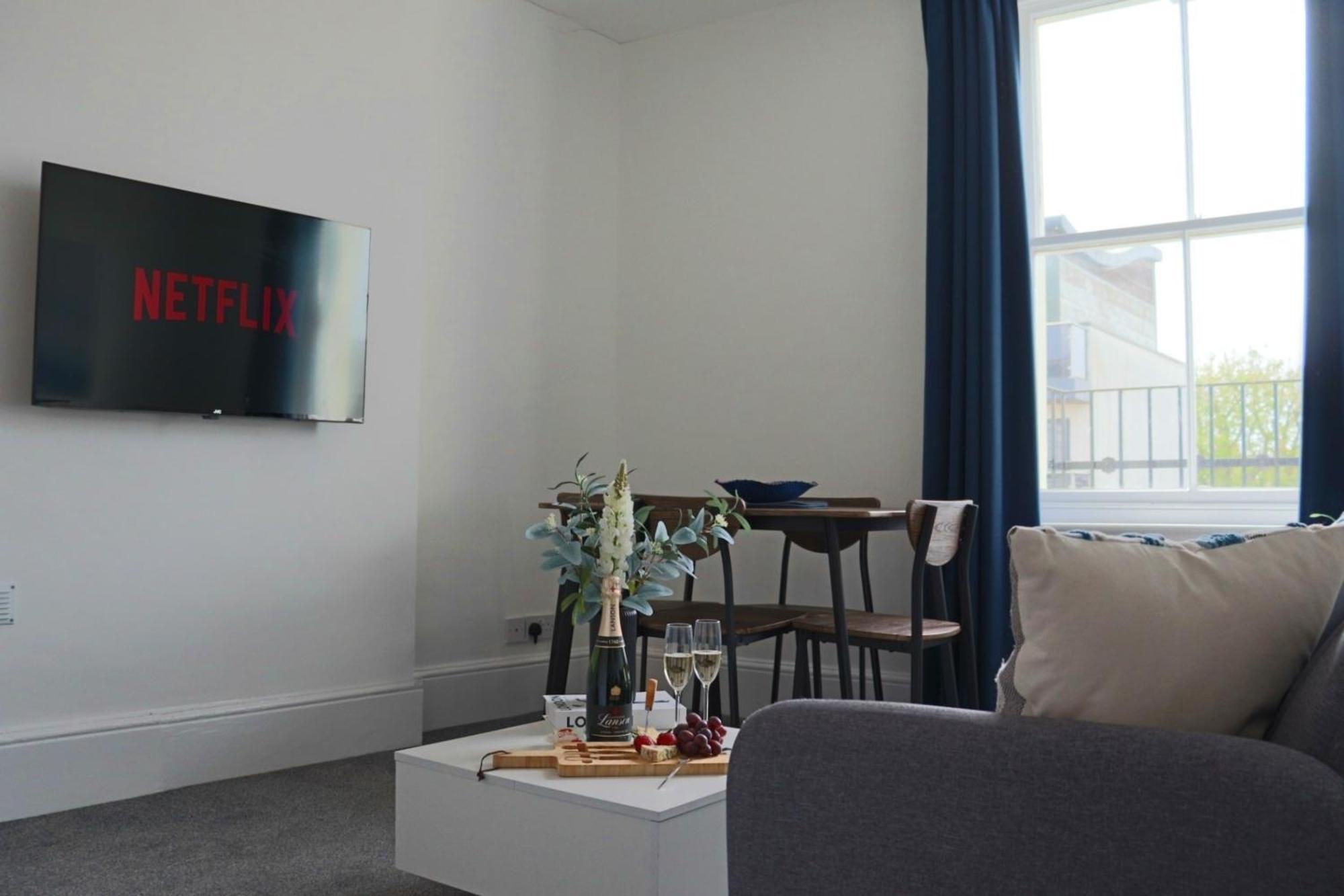 Brand New Modern Apartments Steps From Gloucester Quays Exteriör bild