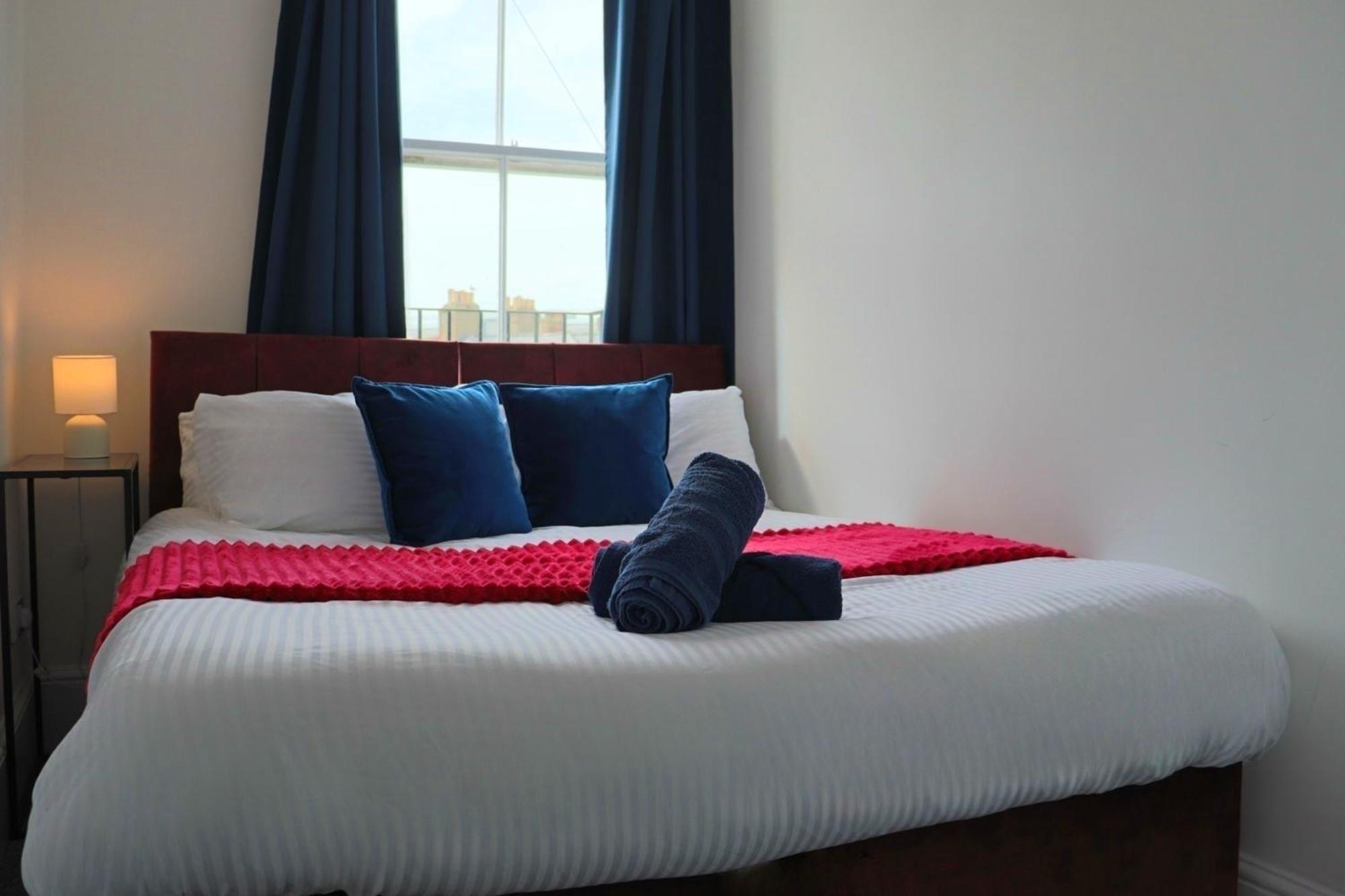 Brand New Modern Apartments Steps From Gloucester Quays Exteriör bild