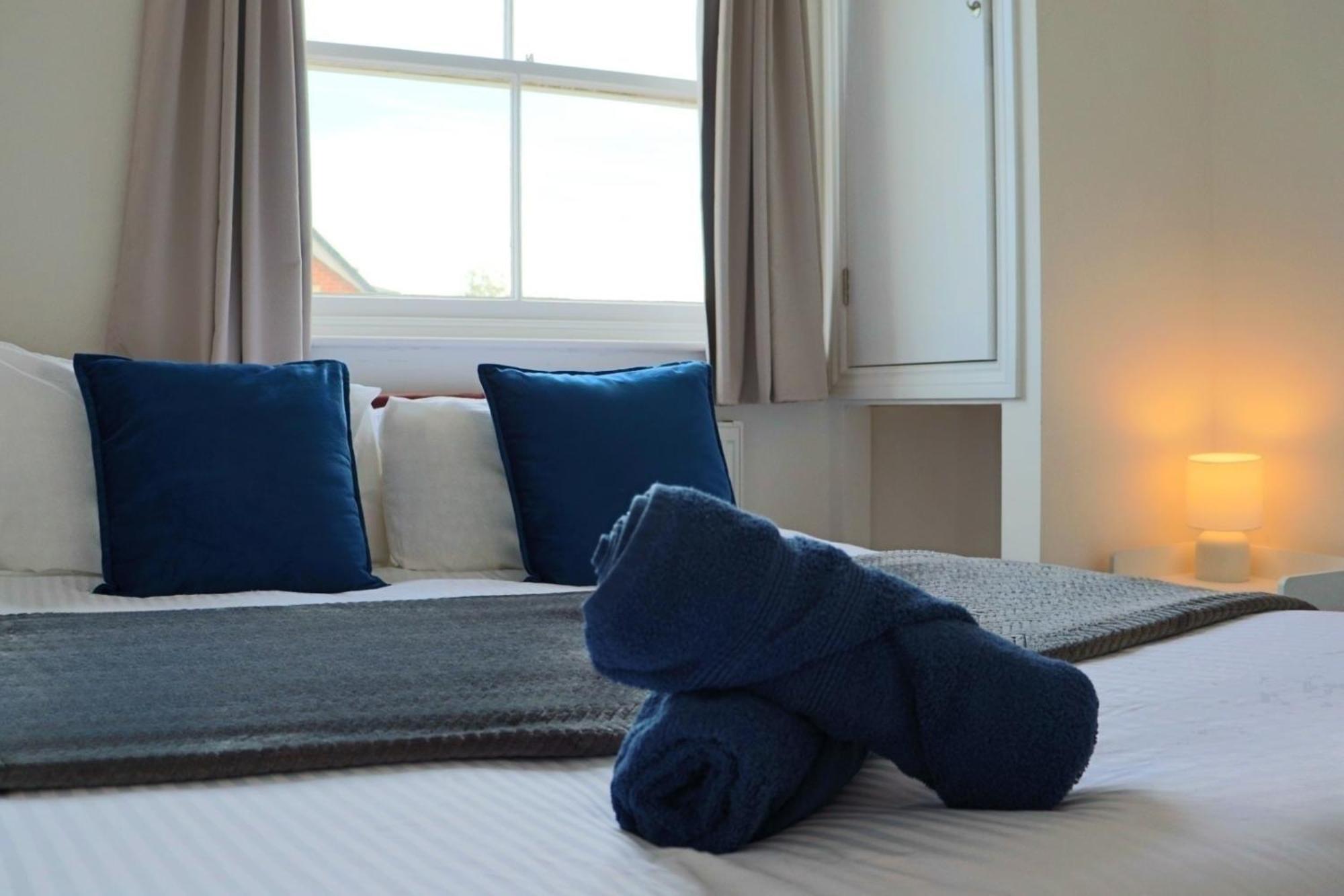 Brand New Modern Apartments Steps From Gloucester Quays Exteriör bild
