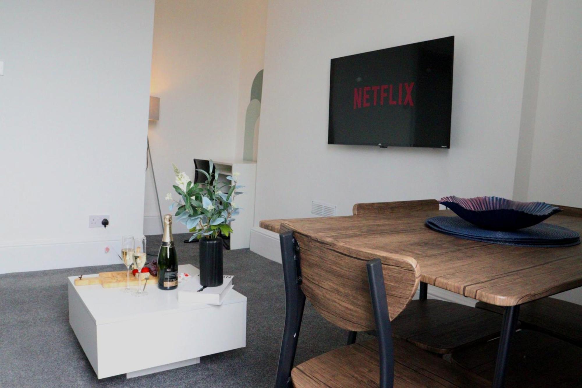 Brand New Modern Apartments Steps From Gloucester Quays Exteriör bild